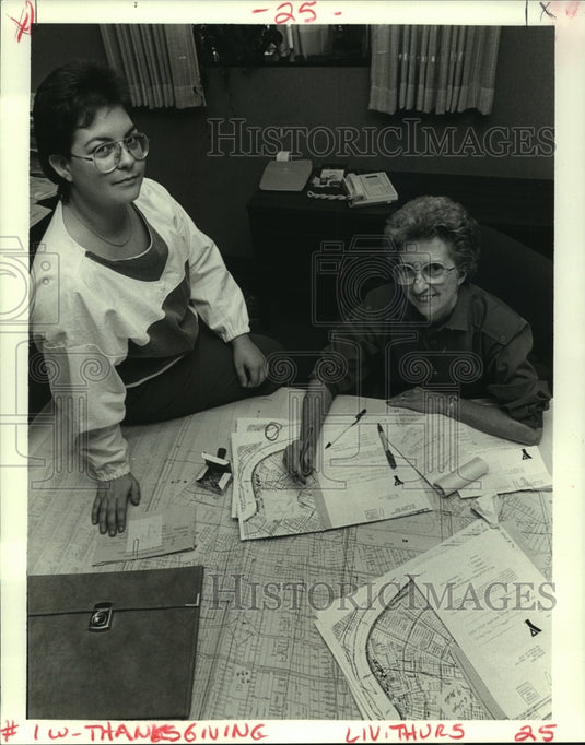 1987 Press Photo Connie Morales & Ann Fort map out YMCA Thanksgiving deliveries. - Historic Images