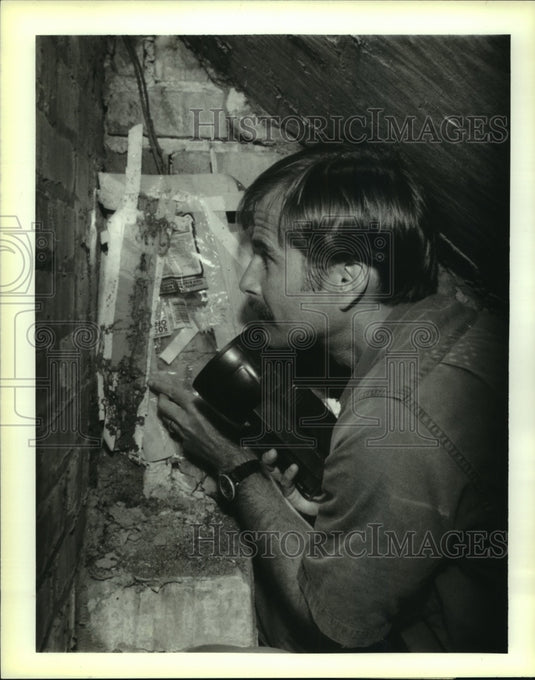 1998 Press Photo Dr. Gregg Henderson, LSU, checks termite trap at Moss St. home - Historic Images