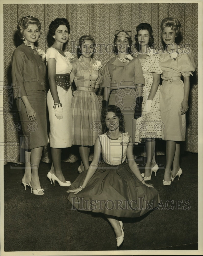 1960 Press Photo Floral Queen with her court at the Roosevelt Hotel - nob06104 - Historic Images