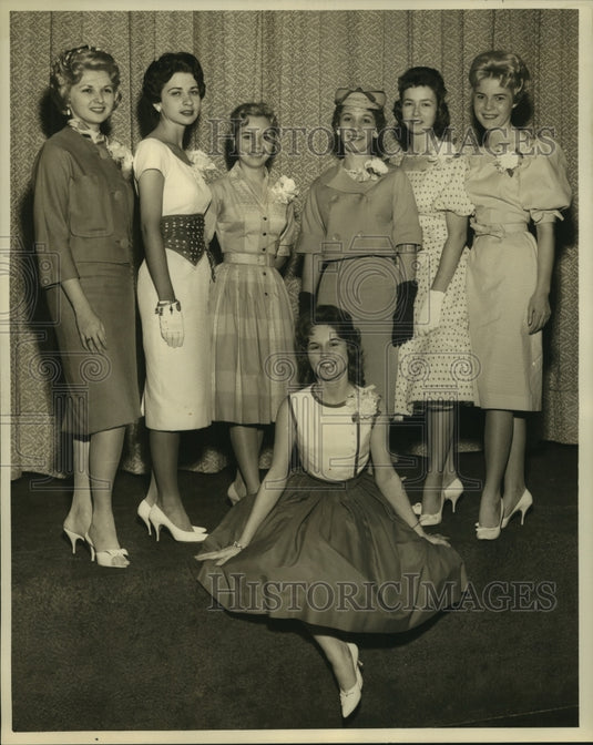 1960 Press Photo Floral Queen with her court at the Roosevelt Hotel - nob06104 - Historic Images
