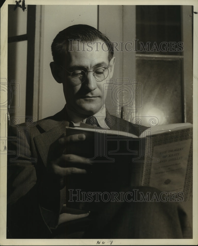 1950 Press Photo Richard H. Fogle reading a book - nob06152 - Historic Images