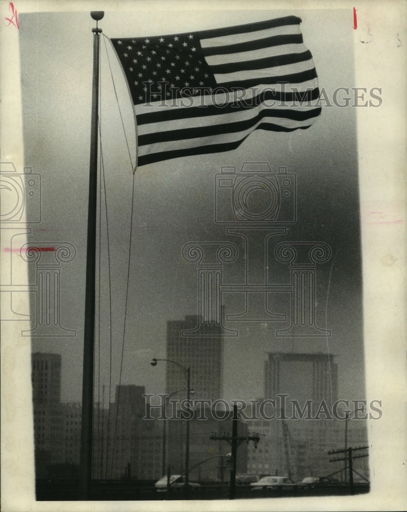 1970 Press Photo American flag waves furiously during heavy winds in New Orleans - Historic Images