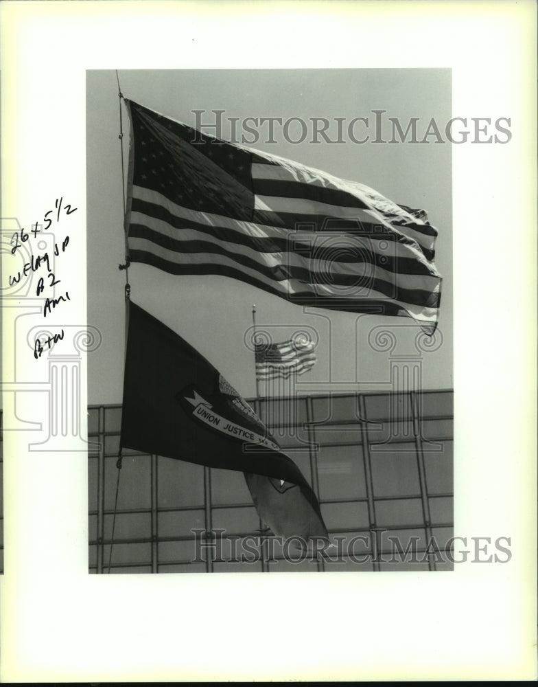 1994 Press Photo American Flag at Jefferson Parish Courts Building at Half Mast - Historic Images