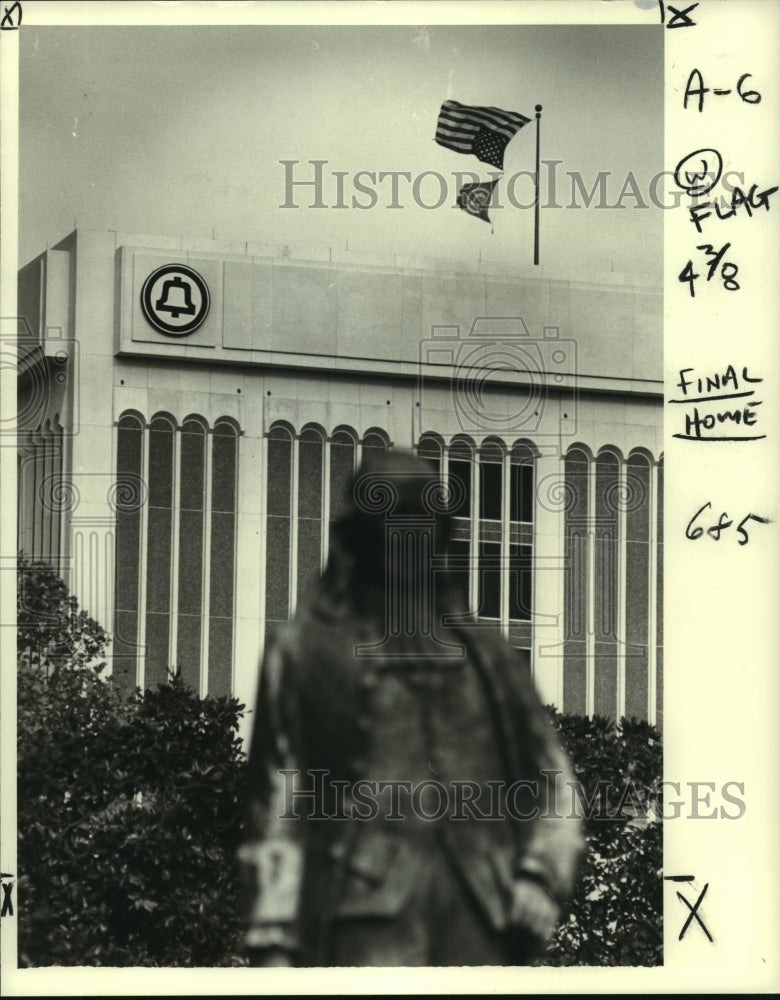 1980 Press Photo Old Glory flying upside-down at Southern Bell Telephone Co. - Historic Images