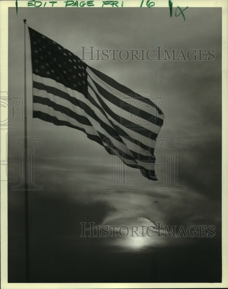 1987 Press Photo Old Glory, Stars &amp; Stripes, United States Flag, flying high - Historic Images