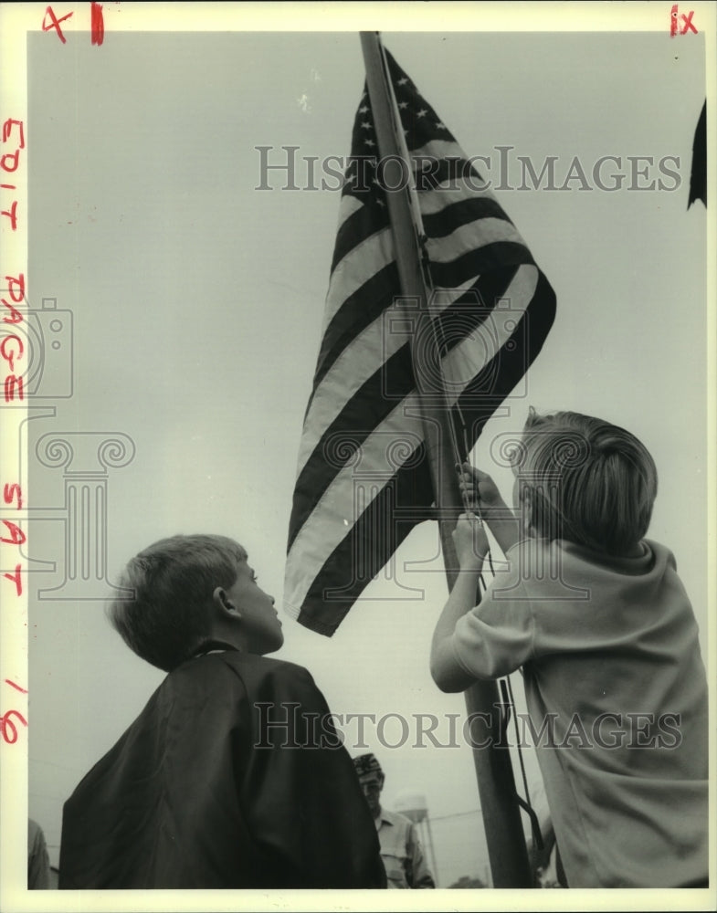 1990 Press Photo David Riess &amp; Justin Gregory raise flag at Elmwood Academy - Historic Images