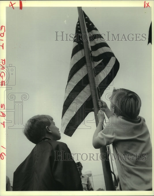 1990 Press Photo David Riess & Justin Gregory raise flag at Elmwood Academy - Historic Images