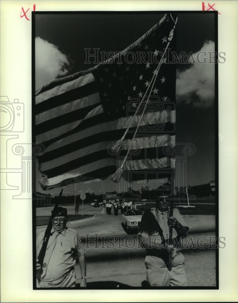 1990 Press Photo Veterans&#39; Day Parade marchers bear flags and rifles - Historic Images