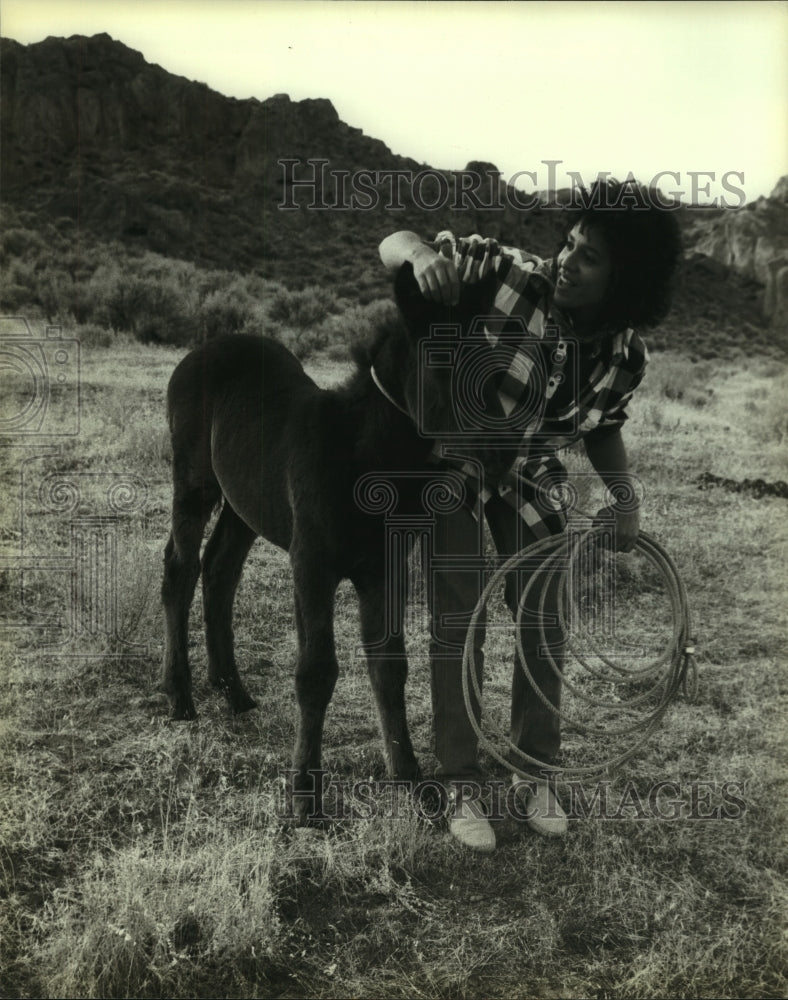 1987 Press Photo Hopey Fitzpatrick of 3-2-1 Contact about feral horses - Historic Images