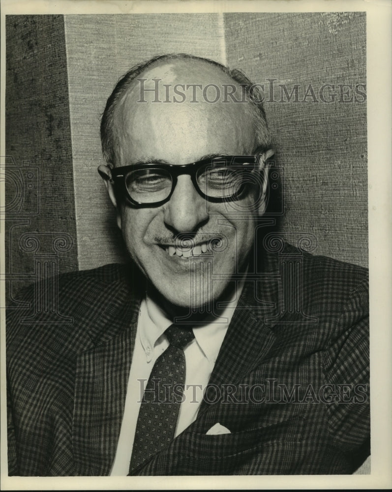 1965 Press Photo Dr. Richard Feinberg of Washington, D.C. in New Orleans - Historic Images