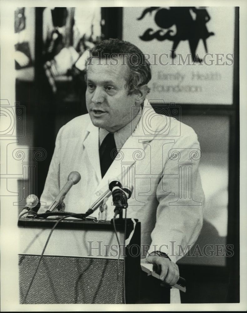 1974 Press Photo Dr. Arthur T. Fort, infront of microphones - nob06349 - Historic Images