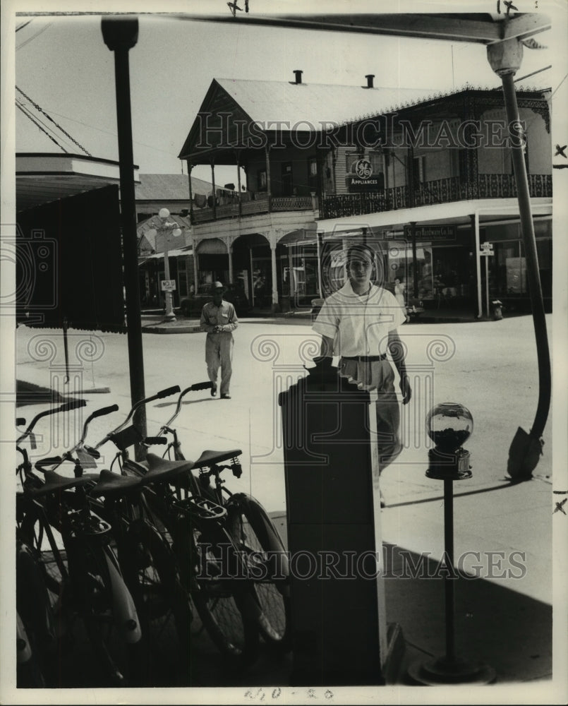 1952 Press Photo Wilton Iles, student advertising manager enters appliance store - Historic Images