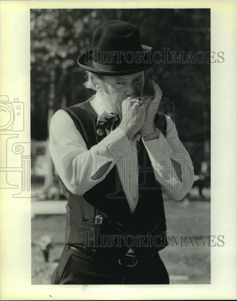 1990 Press Photo Mickey Forrester, plays harmonica during &quot;Grand Situations&quot; - Historic Images