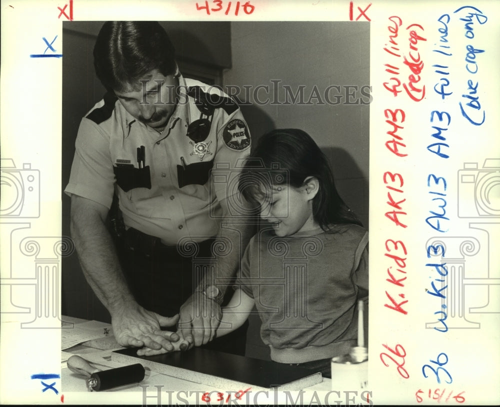 1986 Press Photo Kenner Patrolman Sam Morse fingerprints Heather Hollingsworth - Historic Images