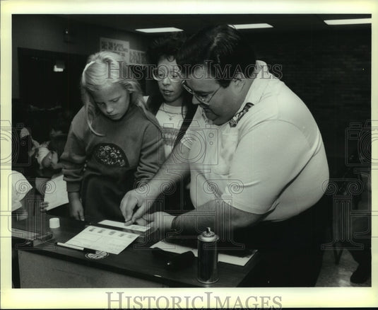 1993 Press Photo Sgt. Bob Donald of Covington Police fingerprints Natasha Cutrer - Historic Images