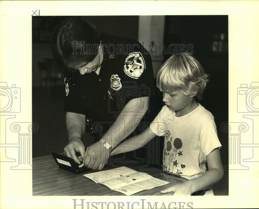 1989 Press Photo Elisha Holt fingerprinted by Henry Kuhn of Haraha Police Dept. - Historic Images