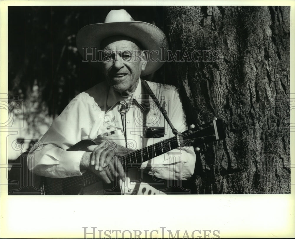 1993 Press Photo Thomas Edison &quot;Brownie&quot; Ford poses with Martin D-21 guitar - Historic Images