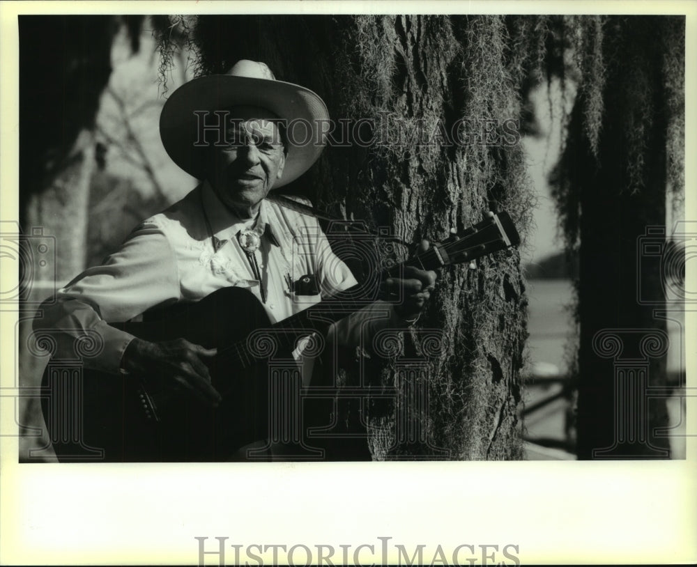 1993 Press Photo Thomas Edison &quot;Brownie&quot; Ford poses with his Martin D-21 guitar - Historic Images