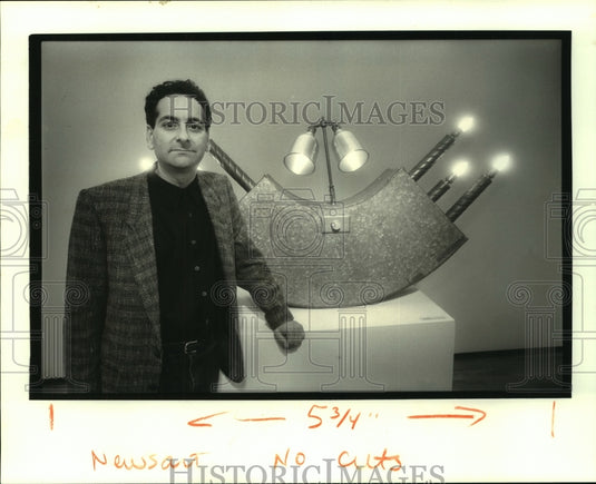 1988 Press Photo R.M. Fischer with sculpture "Rocker" at Arthur Roger Gallery - Historic Images
