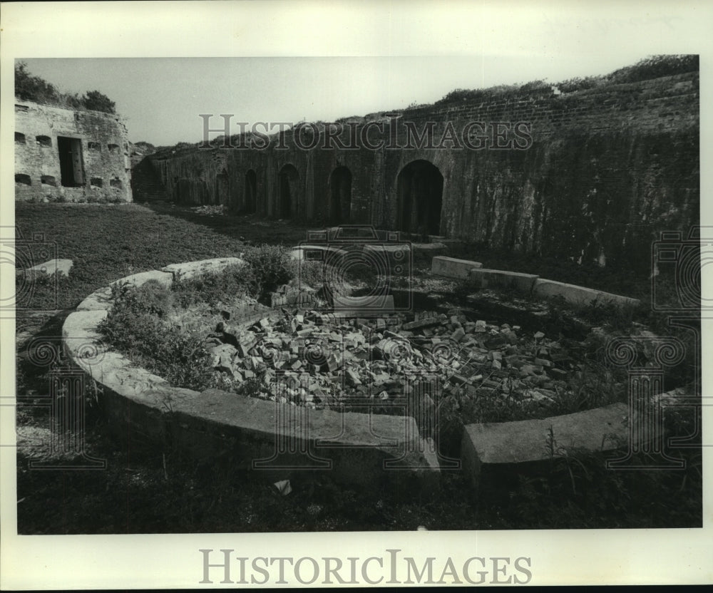 1978 Press Photo Exterior view of ruined Fort Macomb - nob06444 - Historic Images