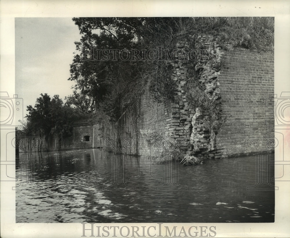 1964 Press Photo Walls of Ft. Maccomb falling into moat. - nob06467 - Historic Images