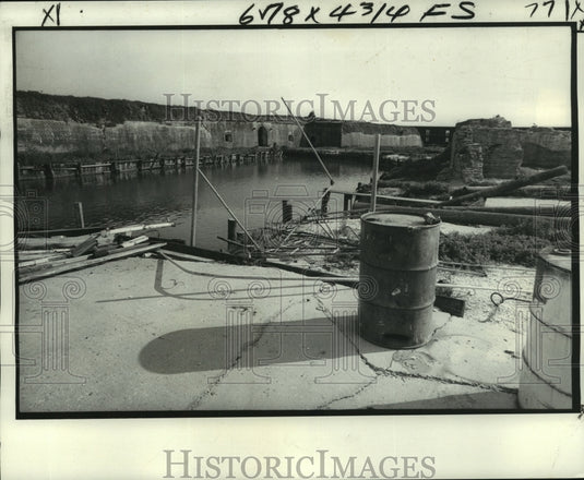 1978 Press Photo View of Fort Macomb showing deserted and cluttered dock - Historic Images