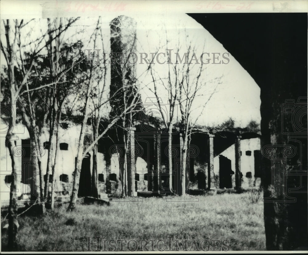 1973 Press Photo Fort Macomb barracks littered with bricks from aging ramparts-Historic Images