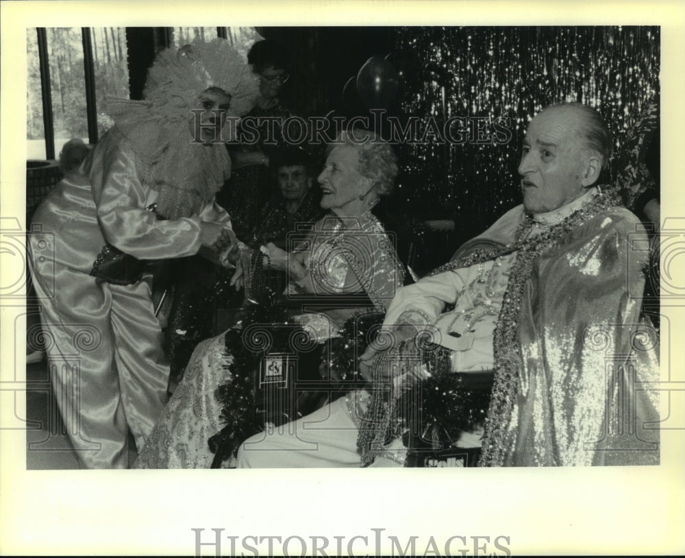 1990 Press Photo Forest Manor Mardi Gras celebration with Queen Favaloro. - Historic Images