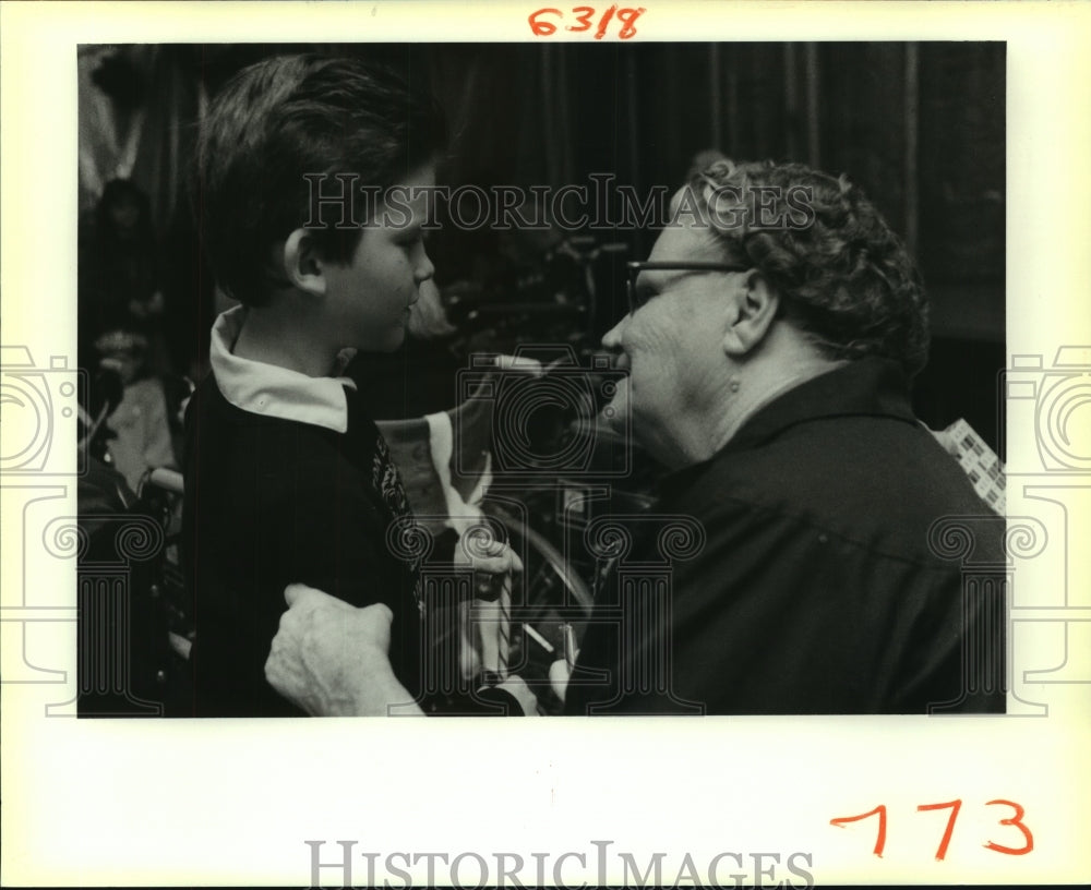 1988 Press Photo Forest Manor resident Margaret Geneste during Christmas giving - Historic Images