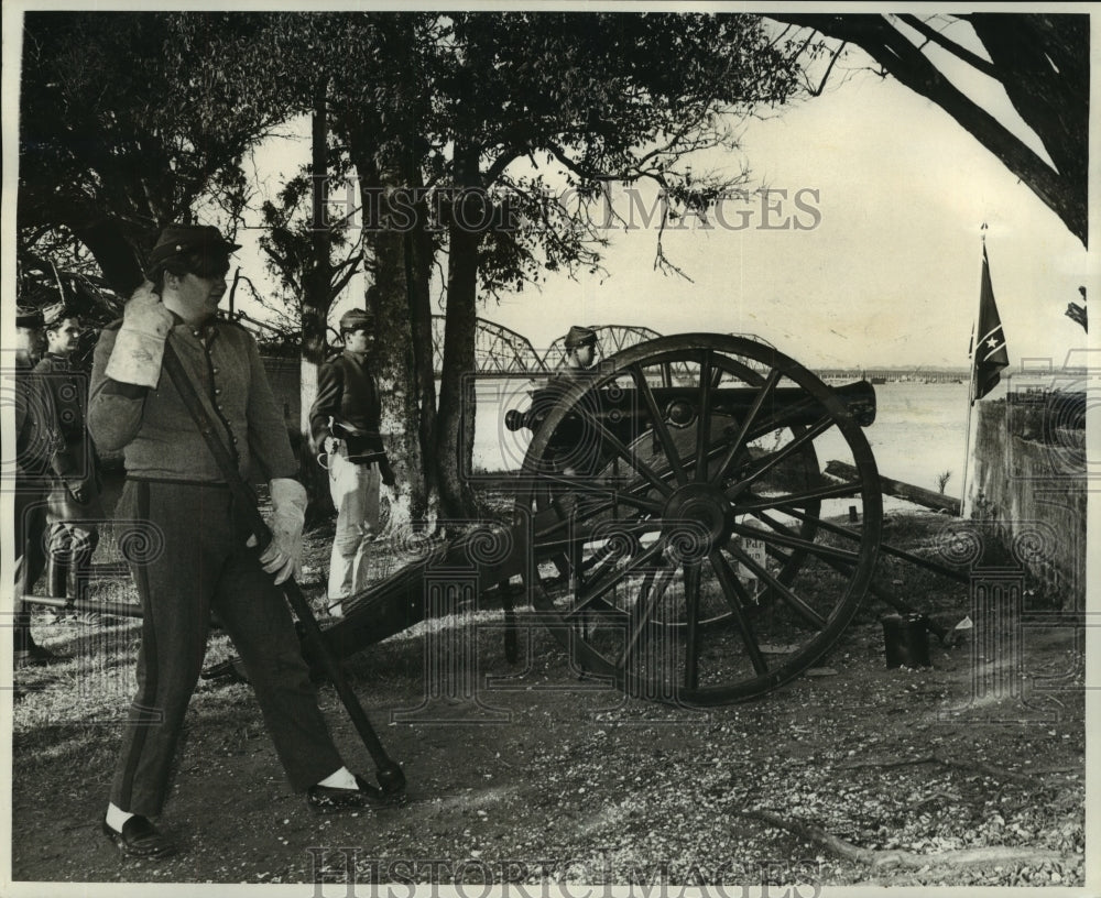 1966 Press Photo Members of Madison Light Artillery at ready at Fort Pike. - Historic Images