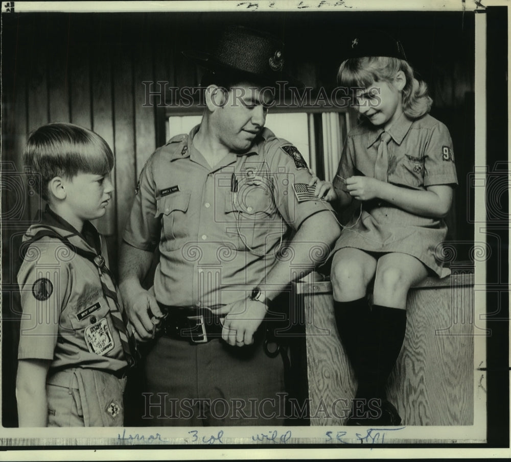 1970 Press Photo Kathy Witherspoon sews flag for trooper York as Brent looks on. - Historic Images