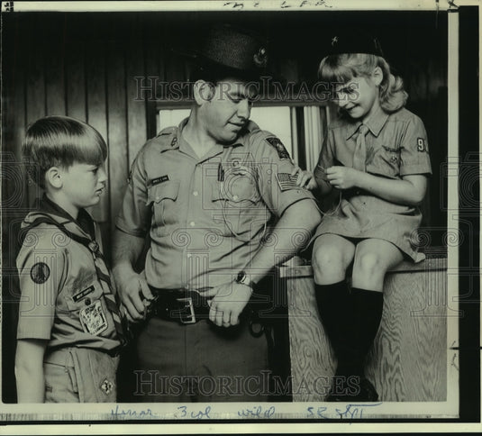 1970 Press Photo Kathy Witherspoon sews flag for trooper York as Brent looks on. - Historic Images