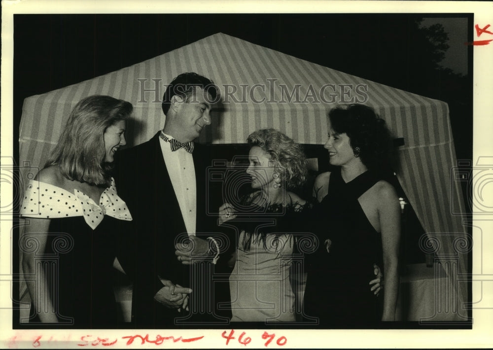 1990 Press Photo Sally and Ron Forman with others at Zoo to Do event. - Historic Images