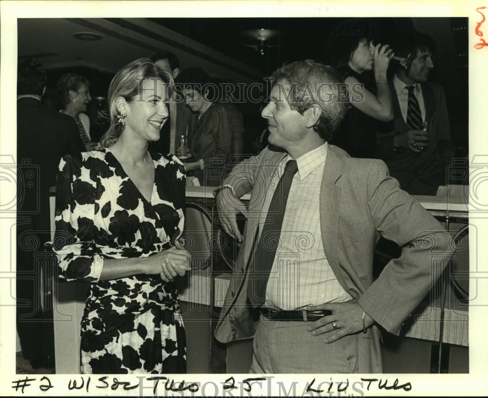 1988 Press Photo Sally Forman and Lee Godchaux chat at Le Petit Theatre. - Historic Images