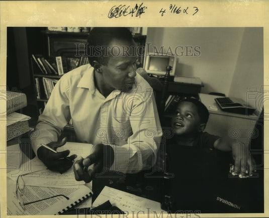 Press Photo Movement - Glen & Bryan Ford Work on Drive to Benefit Honduran Kids - Historic Images