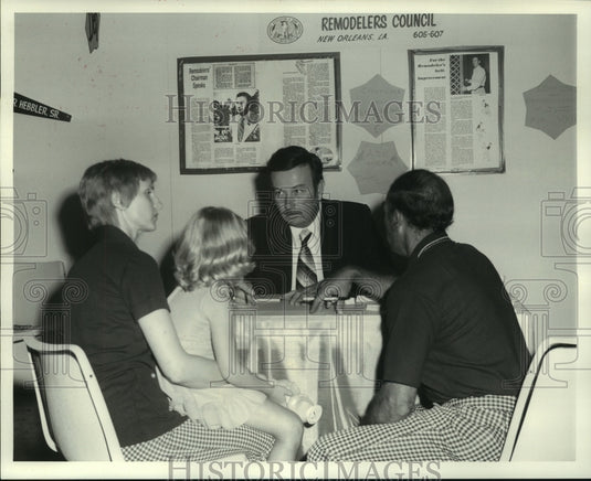 1975 Press Photo Joe Ford gives Mr.& Mrs. LeJeune free advice on remodeling. - Historic Images