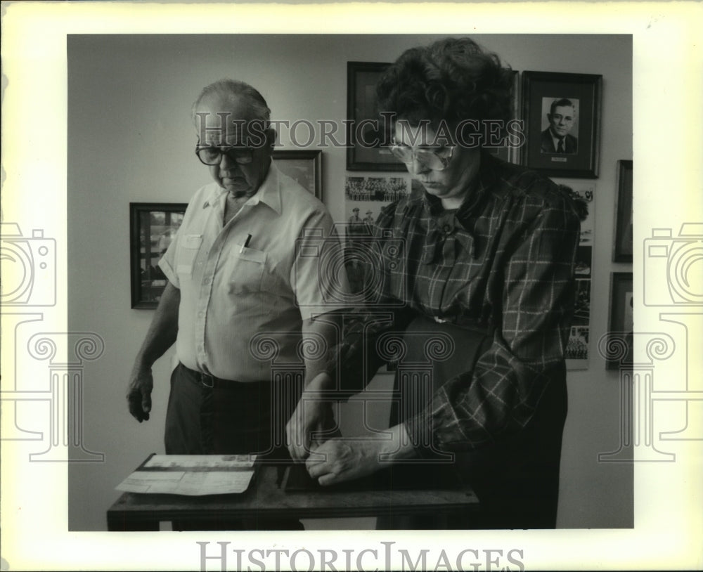 1990 Press Photo Joe Minshew gets fingerprinted by Bobbie Moak, to purchase gun - Historic Images