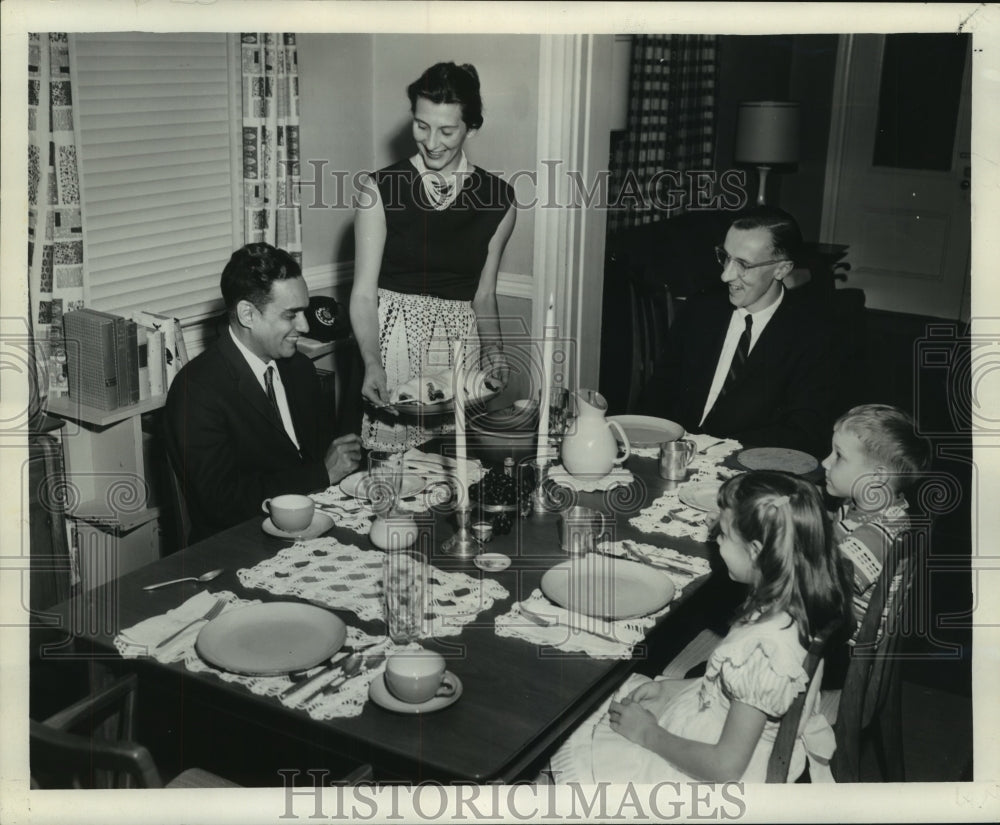 1962 Press Photo Pakistan Visitor Syed Pahman at New Orleans&#39; Bidlack&#39;s Home - Historic Images