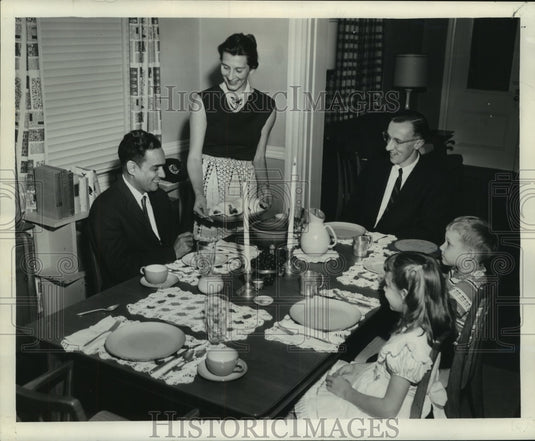 1962 Press Photo Pakistan Visitor Syed Pahman at New Orleans' Bidlack's Home - Historic Images