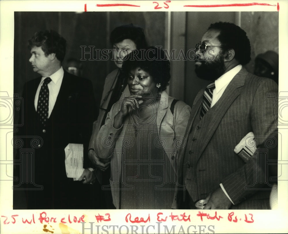 1987 Press Photo Bargain Seekers Listen for Property Bids in Civil Court House - Historic Images