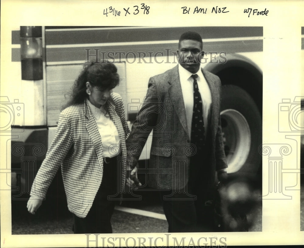 1992 Press Photo Brian Forde, Saints linebacker at Federal Courthouse for trial - Historic Images