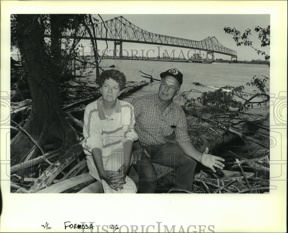 1990 Press Photo Mary Ann &amp; Paul Stein to sell batterer rights to Formosa plant - Historic Images