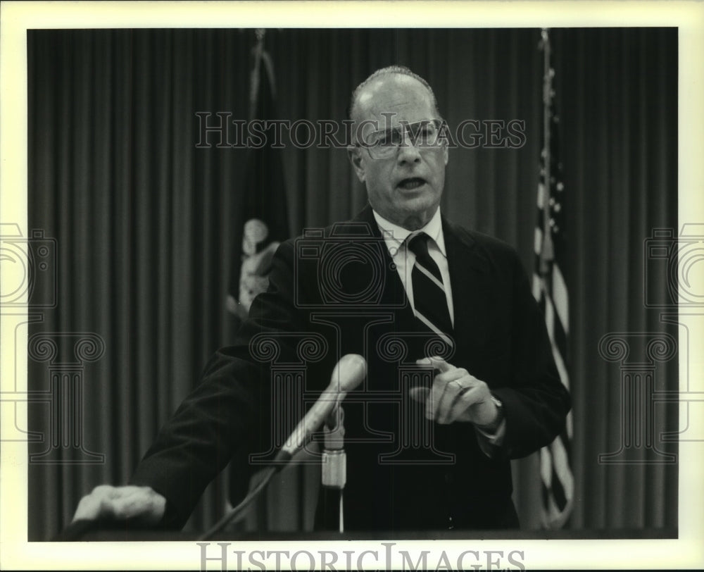 1989 Press Photo Robert Forrestal addresses media gathering on the economy. - Historic Images