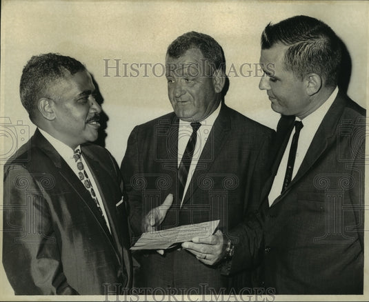 1967 Press Photo Olaf Fink & others at Louisiana Federation of Teachers meeting. - Historic Images