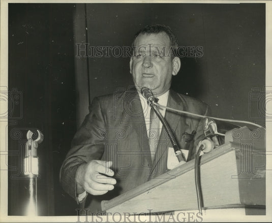 1968 Press Photo Olaf Fink speaks at a meeting. - nob06885 - Historic Images