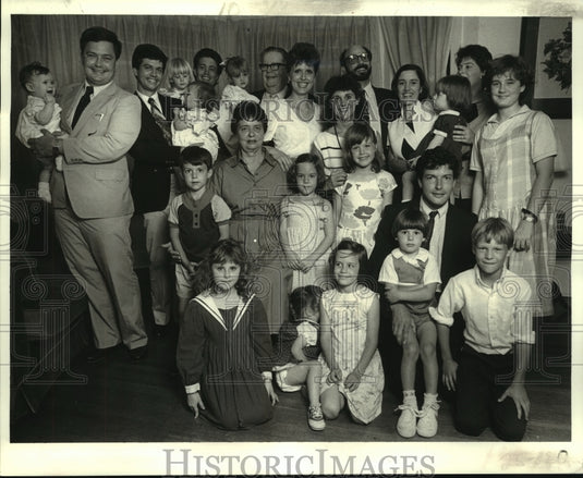 1986 Press Photo Jane Foley, center, recipient of the Regina Matrum Award. - Historic Images