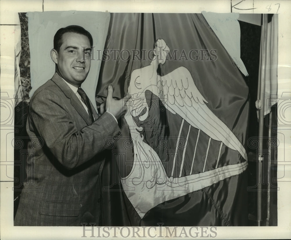 1957 Press Photo City Councilman Fitzmorris removes Irish Flag from City Hall - Historic Images