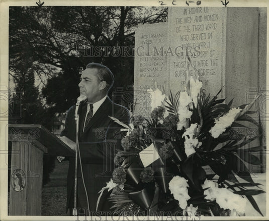 1967 Press Photo James E. Fitzmorris Jr. at Memorial Services for War Dead-Historic Images