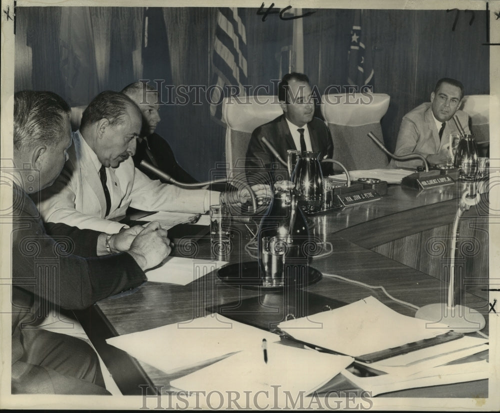 1964 Press Photo Public hearing in the Council Chamber on Franchise Tax increase - Historic Images