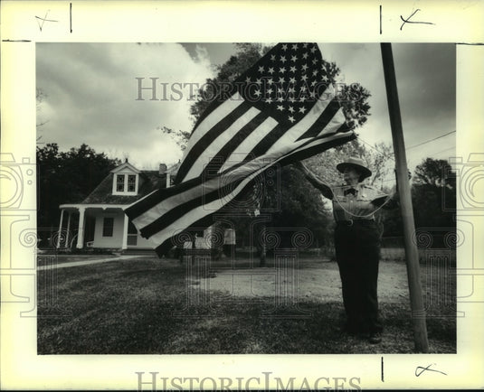 1990 Press Photo Antonia Gonzales, park ranger at Islenos Unit- Raising US Flag - Historic Images